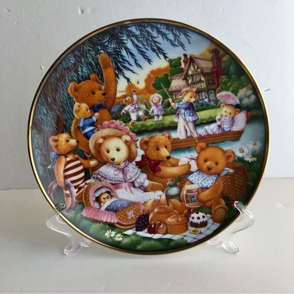 FRANKLIN MINT, TEDDY BEAR FAIR, FINE PORCELAIN 8" DIAMETER WITH GOLD TRIM - Picture 2 of 4